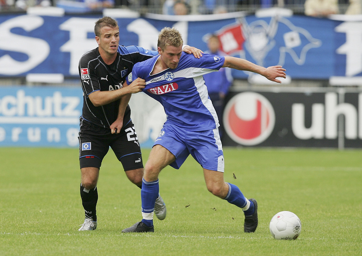 转会期比利亚雷亚尔备战德国杯,更衣室发声细节曝光,球迷炸锅,团队化学反应显著(比利亚雷亚尔为什么叫潜水艇) 转会期比利亚雷亚尔备战德国杯,更衣室发声细节曝光,球迷炸锅,团队化学反应显著(比利亚雷亚尔为什么叫潜水艇)