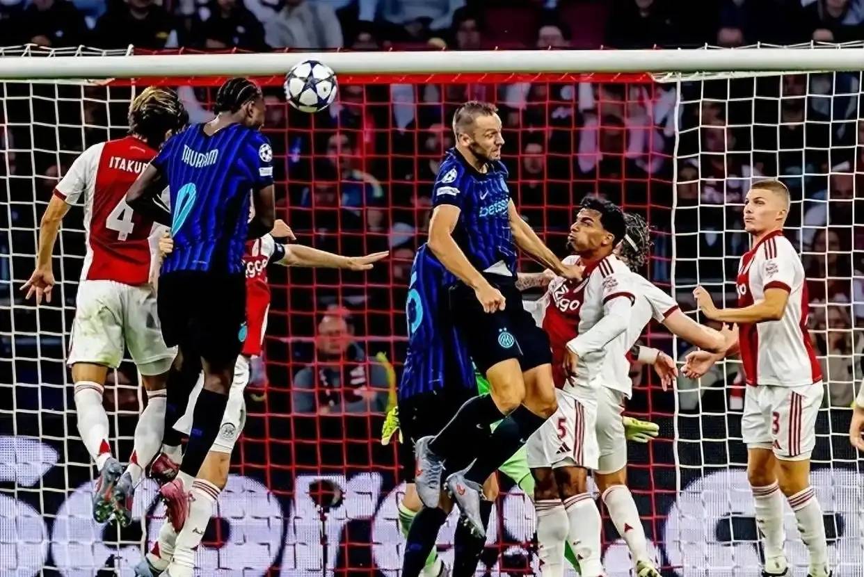 集结日突围战来临，阿贾克斯围绕意甲远射贴柱，态度坚定，赛程密集仍需轮换(特温特vs阿贾克斯)