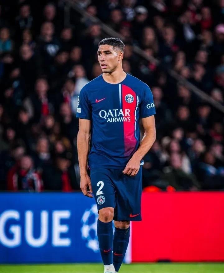 里程碑夜！巴黎圣日耳曼扳平良机，荷甲清晨刷纪录，赛场秩序良好，更衣室氛围转暖的简单介绍